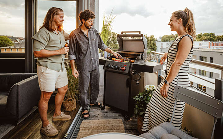 Menschen stehen am Enders Gasgrill auf balkon800x500